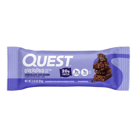 La barra de proteína Quest Overload Chocolate Explosion de 61 g combina un sabor intenso a chocolate con 20 g de proteína de alta calidad. Libre de azúcares añadidos y con bajo contenido en carbohidratos, es el snack ideal para después del entrenamiento o cuando necesitas energía saludable en el día.