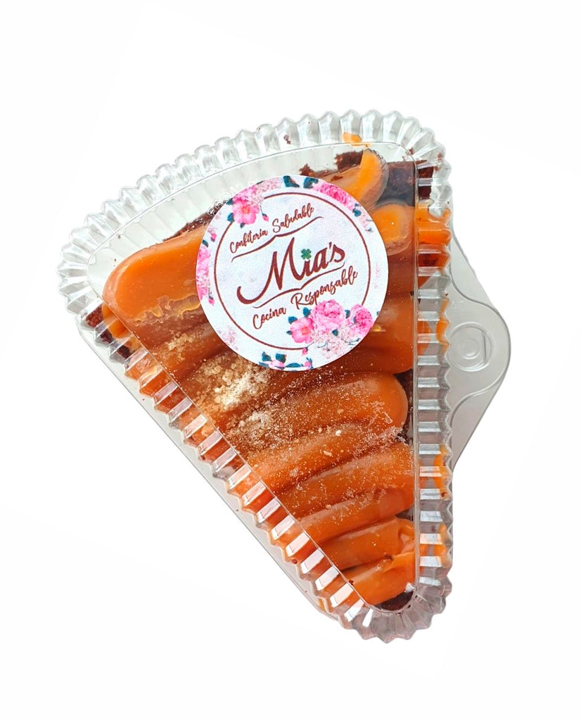 Torta triangulo de chocolate con cobertura de arequipe Mias